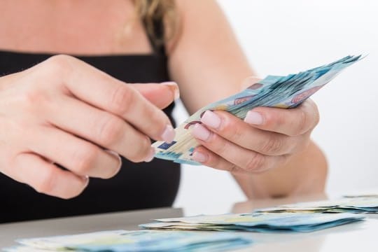 Von Ratenkrediten erhoffen sich viele Verbraucher schnelles und unkompliziertes Geld - die Konditionen sollte man sich aber ganz genau anschauen. Von Ratenkrediten erhoffen sich viele Verbraucher schnelles und unkompliziertes Geld - die Konditionen sollte man sich aber ganz genau anschauen.