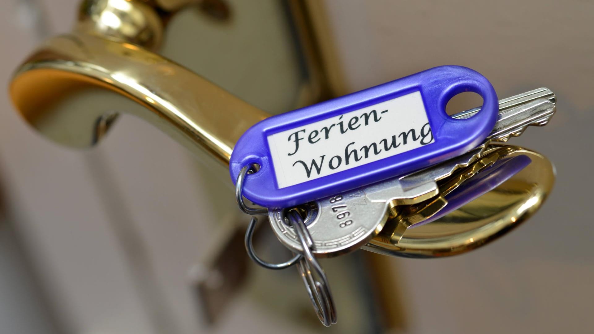 Ein Schlüssel für eine Ferienwohnung: Wer die Einnahmen aus Wohnungsvermietungen nicht versteuert hat, könnte Besuch von der Steuerfahndung bekommen. Ein Schlüssel für eine Ferienwohnung: Wer die Einnahmen aus Wohnungsvermietungen nicht versteuert hat, könnte Besuch von der Steuerfahndung bekommen.