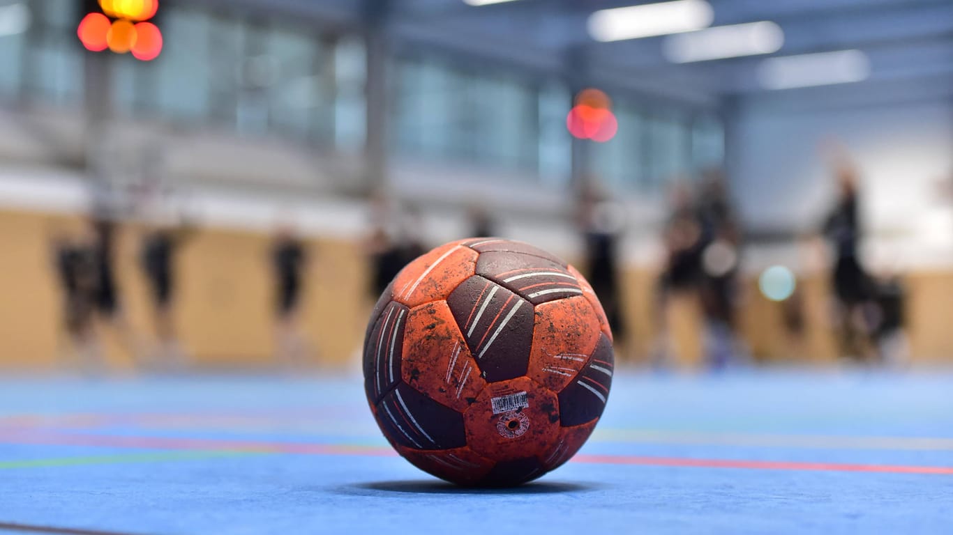 Ein Handball liegt in einer Halle auf dem Boden (Symbolbild): Der Bergische HC zeigt sich enttäuscht von der neuen Corona-Schutzverordnung.