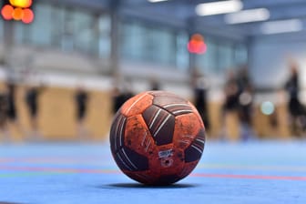 Ein Handball liegt in einer Halle auf dem Boden (Symbolbild): Der Bergische HC zeigt sich enttäuscht von der neuen Corona-Schutzverordnung.