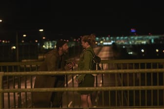 Wendy (Cornelia Gröschel) und Marek (Wotan Wilke Möhring) in einer Szene des deutschen Netflix-Films "Freaks".