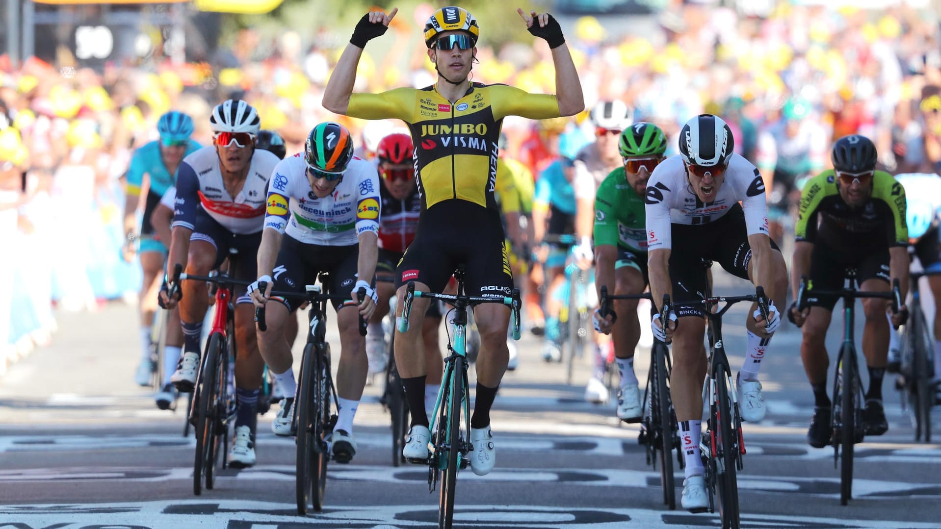 Finale der 5. Tour-Etappe: Wout Van Aert (M.) ließ Cees Bol (r. daneben) auf der Zielgerade keine Chance.