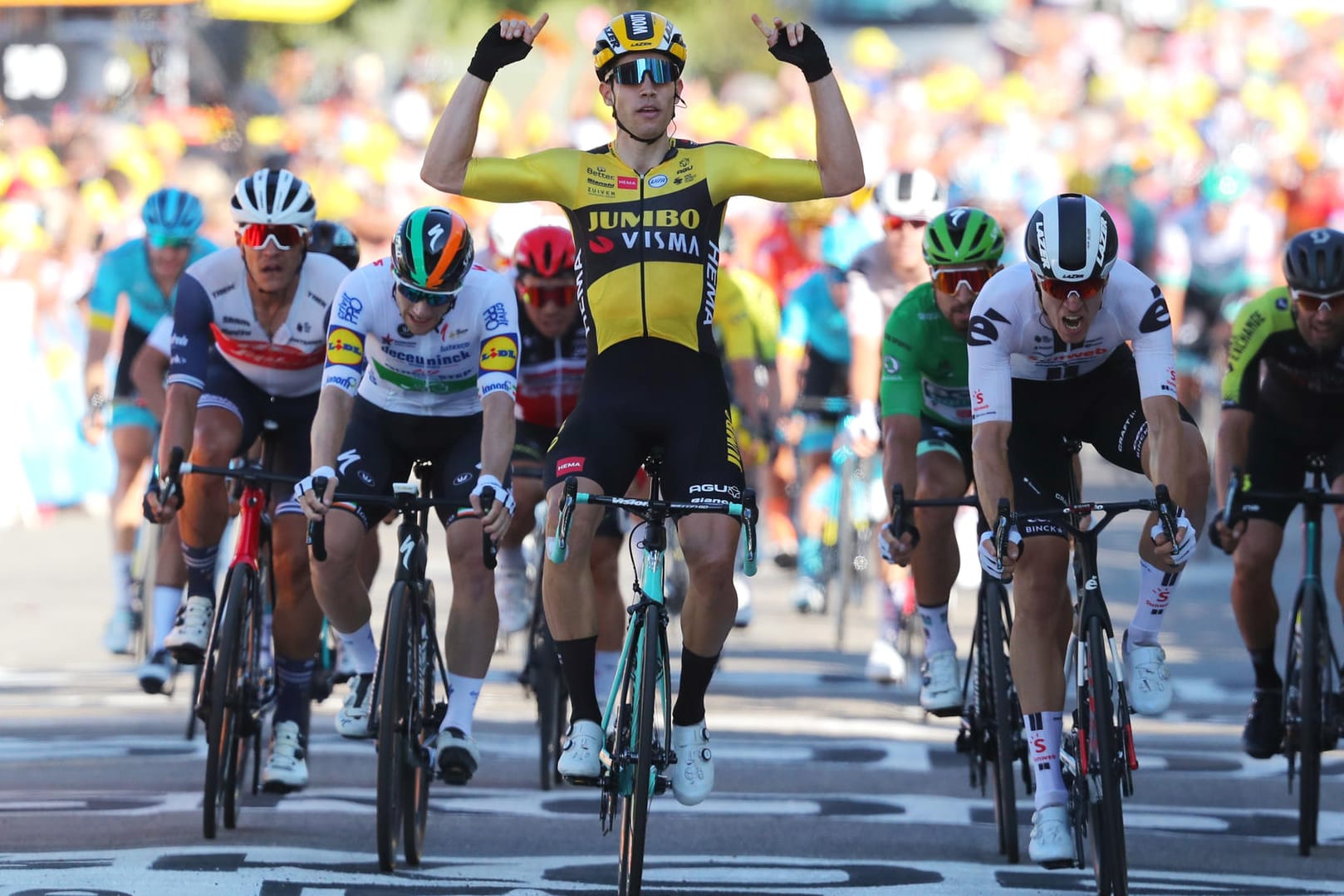 Finale der 5. Tour-Etappe: Wout Van Aert (M.) ließ Cees Bol (r. daneben) auf der Zielgerade keine Chance.