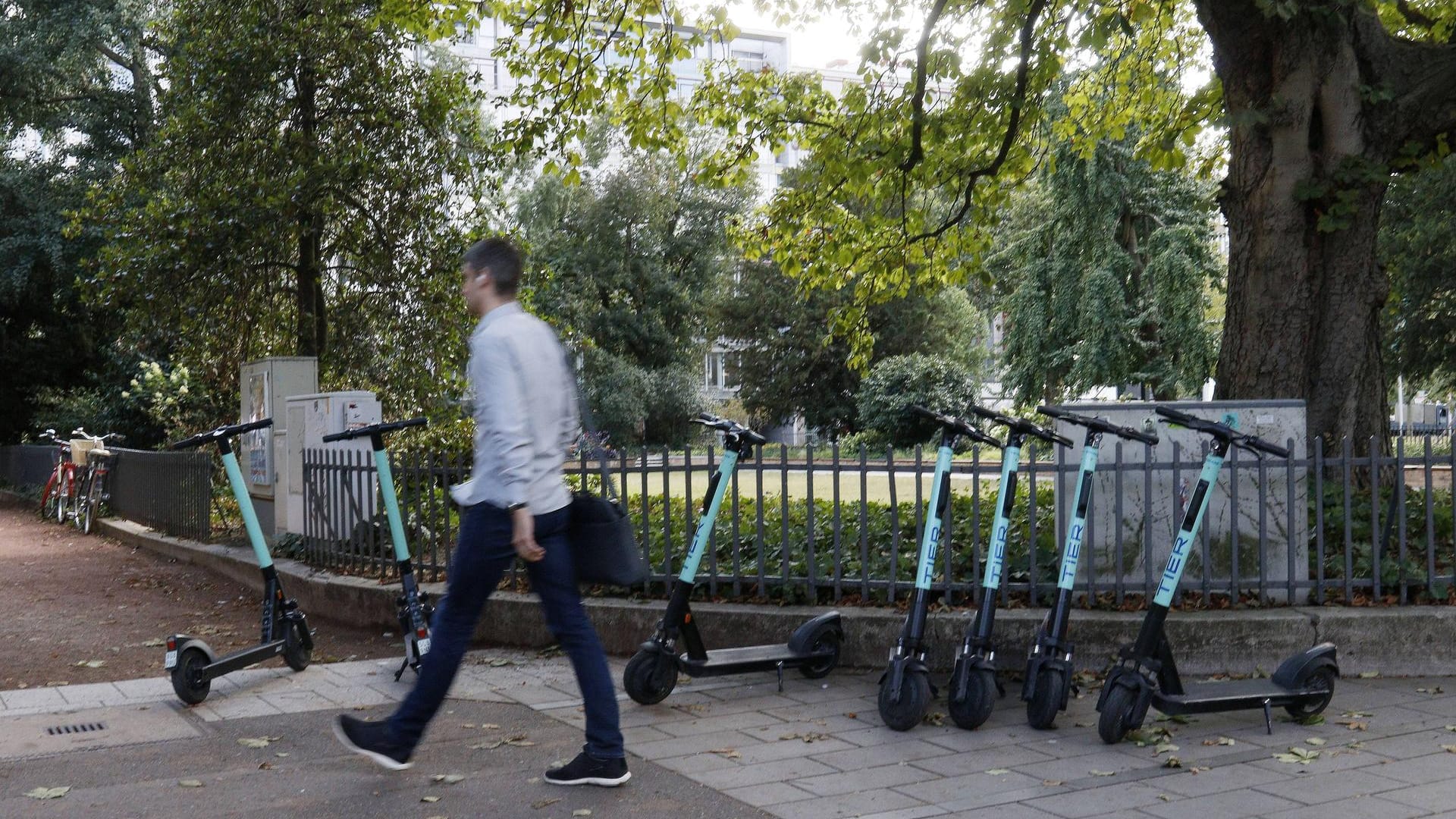 E-Scooter sind auf dem Fußgängerweg an der Düsseldorfer Königsallee abgestellt: Den Oberbürgermeister stören die wahllos abgestellten Fahrzeuge.