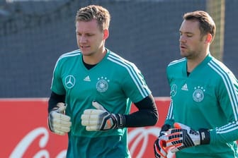 Für Bernd Leno (l) ist Manuel Neuer aktuell der beste Torwart der Welt.