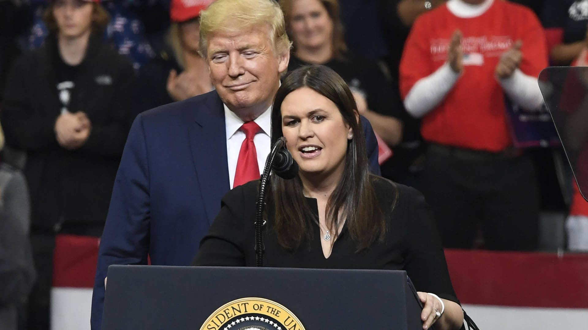 Sarah Huckabee Sanders und Donald Trump: Die Ex-Sprecherin des Präsidenten will ihre Memoiren veröffentlichen.