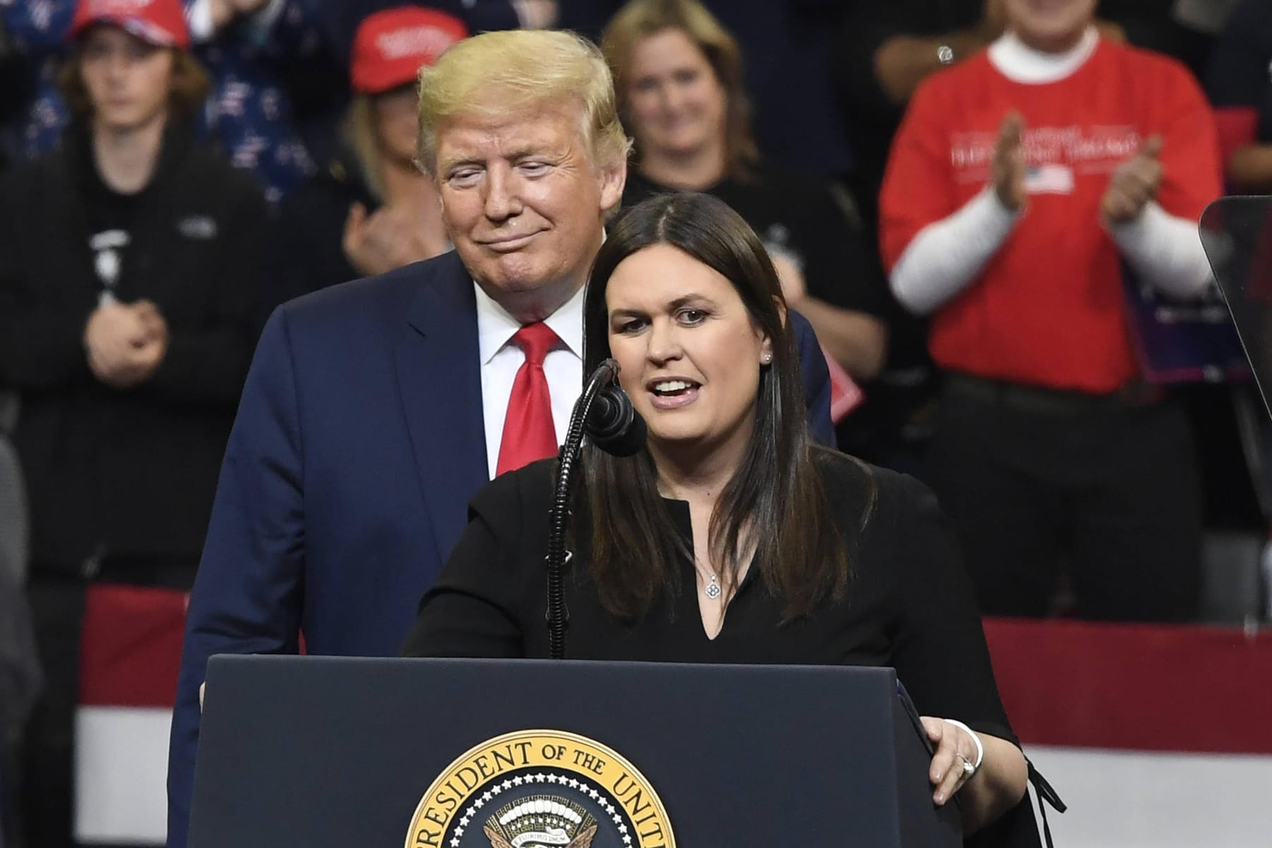 Sarah Huckabee Sanders und Donald Trump: Die Ex-Sprecherin des Präsidenten will ihre Memoiren veröffentlichen.