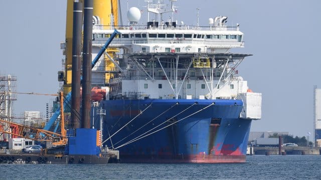 Das russische Verlegeschiff "Akademik Tscherski" liegt im Hafen Mukran auf der Insel Rügen. Das russische Verlegeschiff "Akademik Tscherski" liegt im Hafen Mukran auf der Insel Rügen.