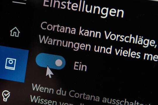 Ein Screenshot aus den Einstellungen von Windows 10: Unter Windows 10 läuft Sprachassistentin Cortana im Hintergrund mit.