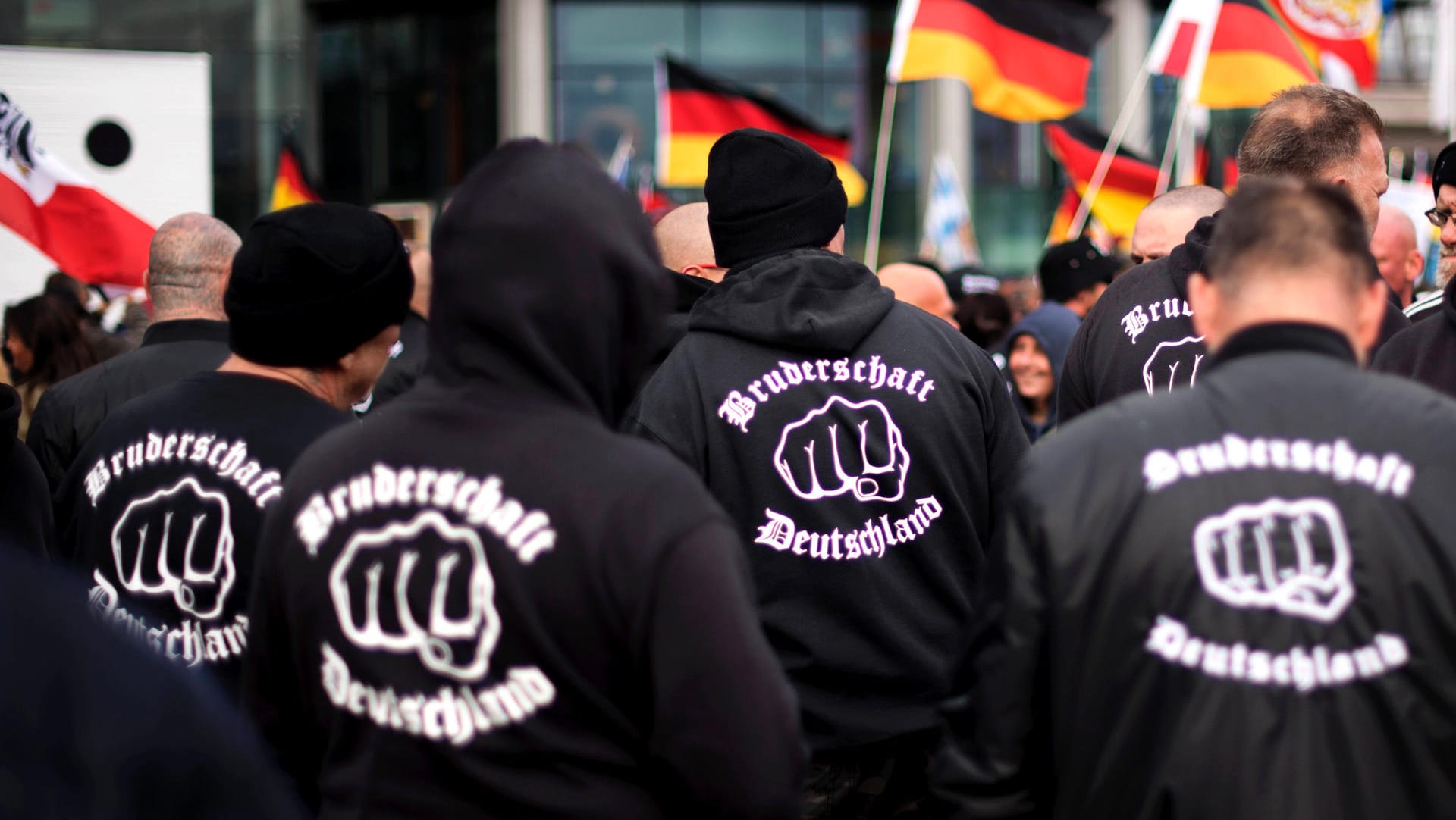 Rechte Demo in Berlin: Der Anteil unpopulistischer Wähler ist seither um die Hälfte angestiegen. Gleichzeitig sehen die Forscher die Gefahr, dass die in die Defensive geratenen, verbliebenen Populisten sich stärker radikalisieren könnten.