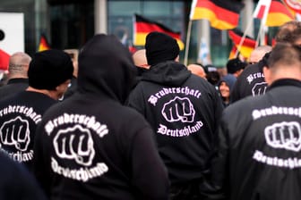 Rechte Demo in Berlin: Der Anteil unpopulistischer Wähler ist seither um die Hälfte angestiegen. Gleichzeitig sehen die Forscher die Gefahr, dass die in die Defensive geratenen, verbliebenen Populisten sich stärker radikalisieren könnten.