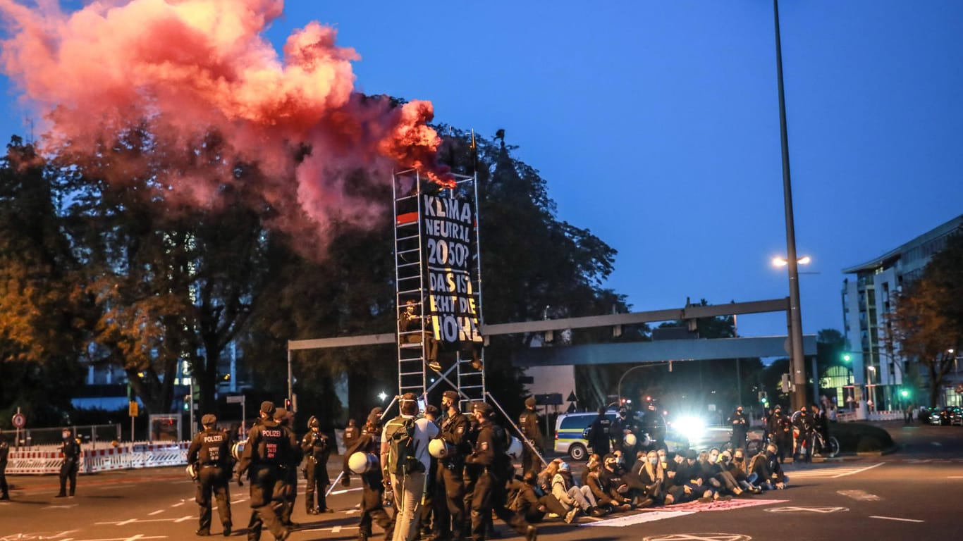 Klimaaktivisten von Extinction Rebellion besetzen eine Kreuzung in Dortmund: Offenbar wurde Pyrotechnik gezündet.