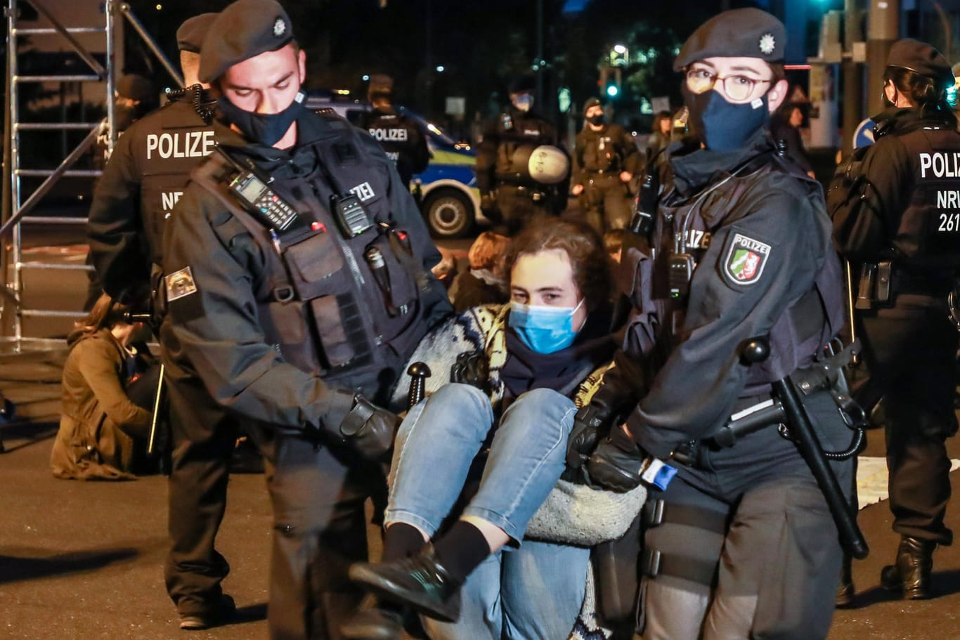 Polizisten tragen eine Aktivistin von der Straße: Dutzende haben eine mehrspurige Kreuzung in Dortmund besetzt.