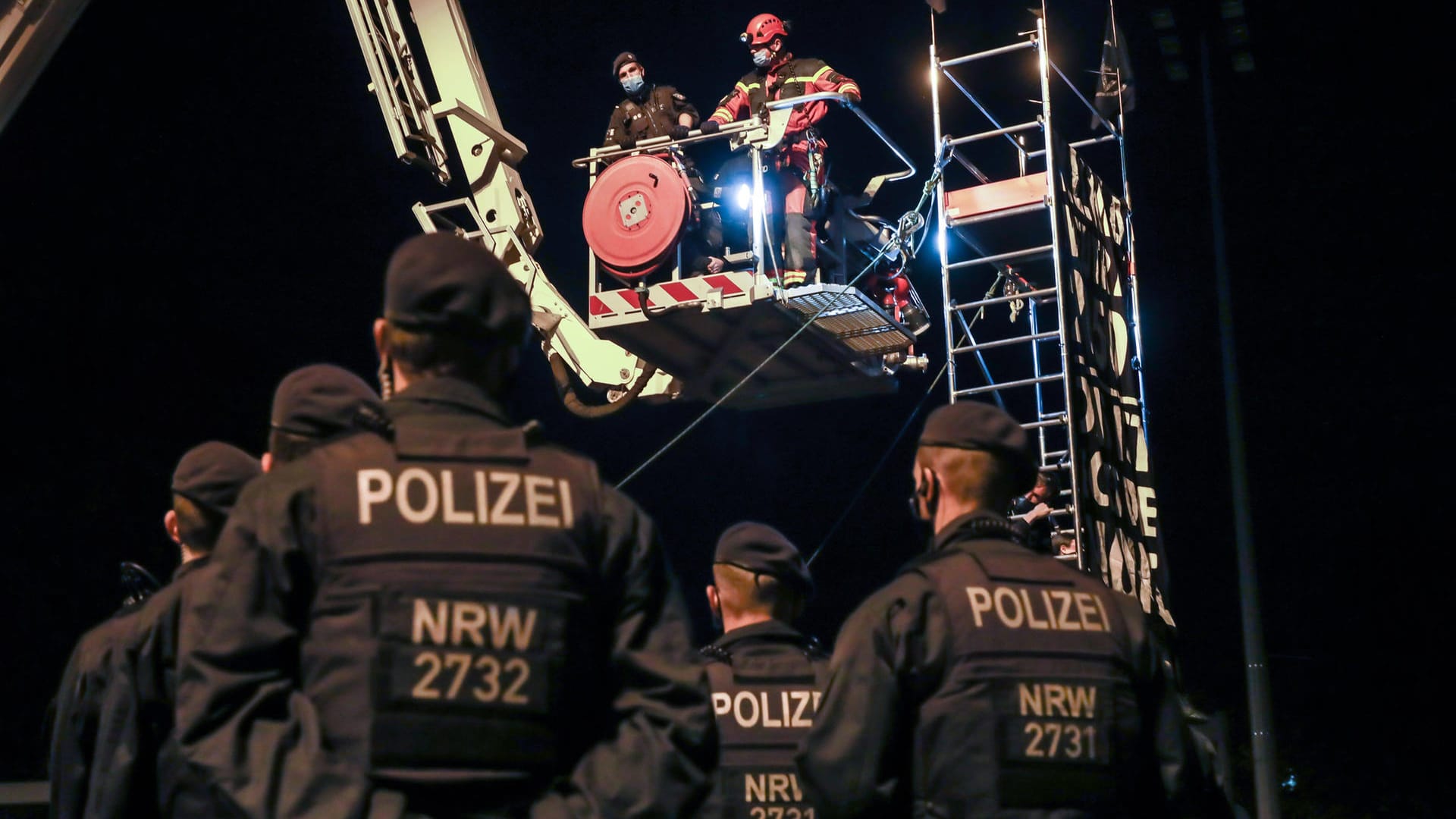 Ein Kranfahrzeug der Feuerwehr: Die Feuerwehr wurde alarmiert, um Klimaaktivisten vom Gerüst zu holen.