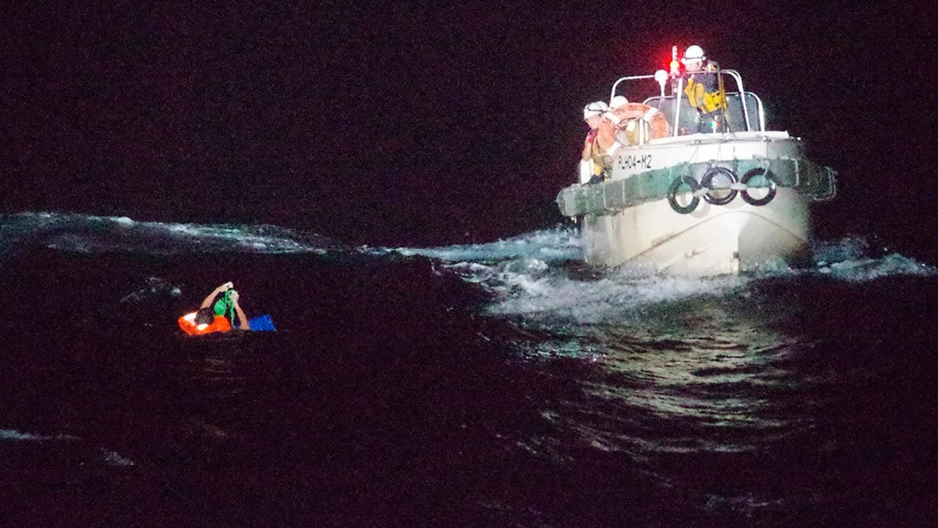 Japan: Ein philippinisches Besatzungsmitglied eines panamaischen Frachtschiffes wird von Mitgliedern der japanischen Küstenwache aus dem Ostchinesischen Meer gerettet.