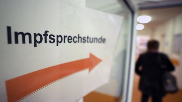 Im Gesundheitsamt weist ein Zettel mit der Aufschrift "Impfsprechstunde" den Weg zur Praxis, in der u.