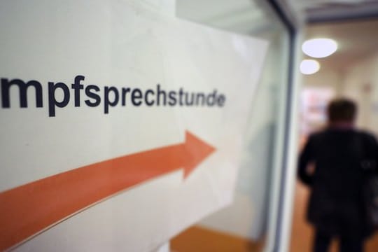 Im Gesundheitsamt weist ein Zettel mit der Aufschrift "Impfsprechstunde" den Weg zur Praxis, in der u.