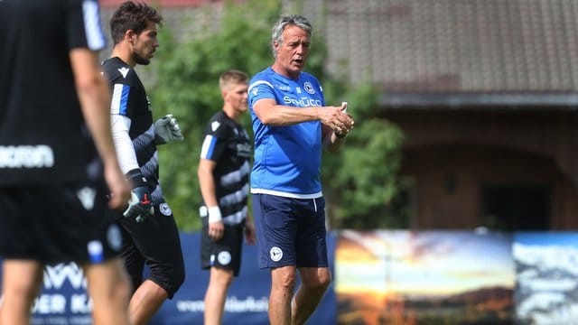 Arminia-Trainer Uwe Neuhaus kritisiert die unterschiedlichen Pläne zur Fan-Rückkehr. Arminia-Trainer Uwe Neuhaus kritisiert die unterschiedlichen Pläne zur Fan-Rückkehr.
