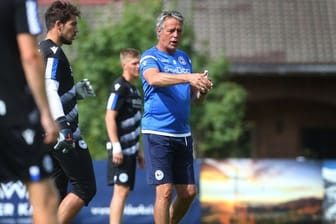 Arminia-Trainer Uwe Neuhaus kritisiert die unterschiedlichen Pläne zur Fan-Rückkehr.