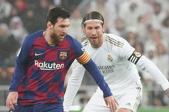 Sergio Ramos (re.) im Zweikampf mit Lionel Messi (li.): Duelle wie dieses im "El Clasico" könnten der Vergangenheit angehören.