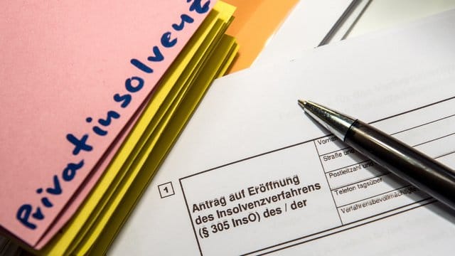 Rund 6,8 Millionen Verbraucher in Deutschland gelten bereits als überschuldet. Rund 6,8 Millionen Verbraucher in Deutschland gelten bereits als überschuldet.