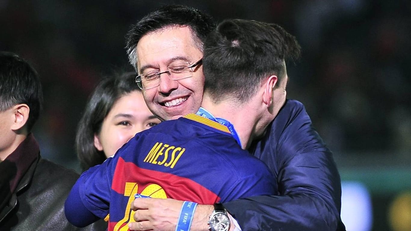 Da war die Barca-Welt noch in Ordnung: Messi umarmt 2015 den Klub-Präsidenten Josep Maria Bartomeu nach einem Spiel in Japan.