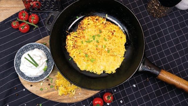 Rösti mit Kräuterquark ist ein Klassiker der Schweizer Küche. Rösti mit Kräuterquark ist ein Klassiker der Schweizer Küche.