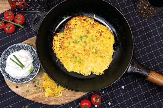 Rösti mit Kräuterquark ist ein Klassiker der Schweizer Küche.