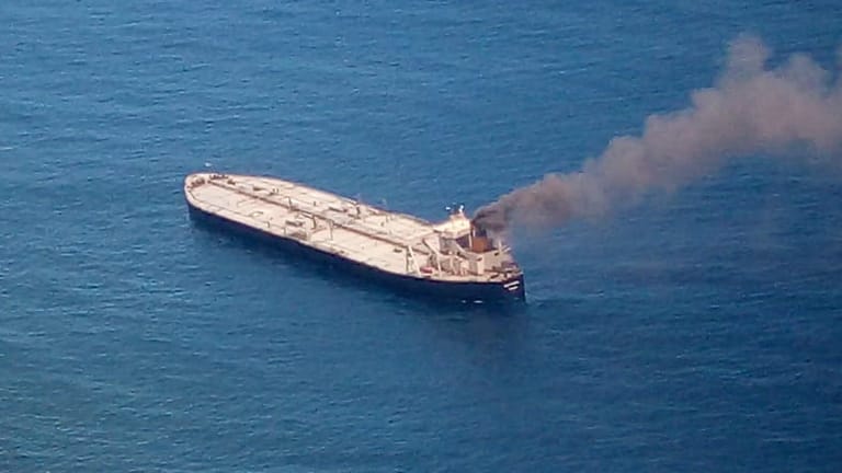 Auf dem Tanker "The New Diamond" bricht auf offener See ein Feuer aus: Das Schiff hat zwei Millionen Barrel Öl geladen.