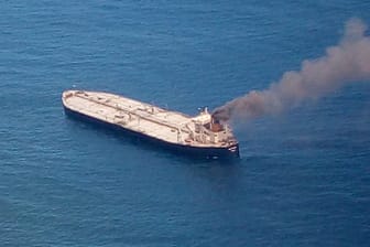 Auf dem Tanker "The New Diamond" bricht auf offener See ein Feuer aus: Das Schiff hat zwei Millionen Barrel Öl geladen.