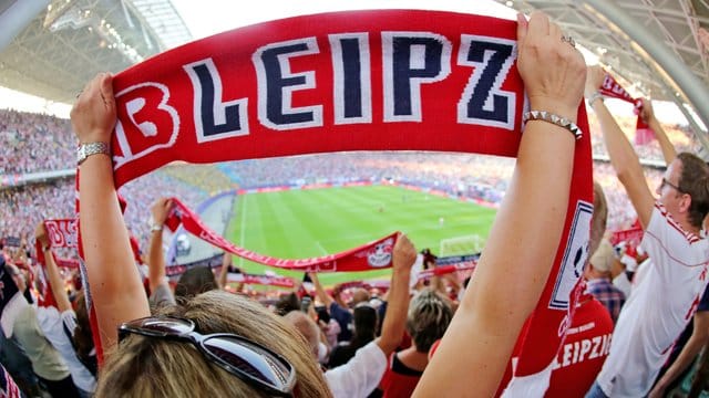 Die Fan-Organisation "Unsere Kurve" hat die Pläne zur Fan-Rückkehr beim Fußball-Bundesligisten RB Leipzig scharf kritisiert. Die Fan-Organisation "Unsere Kurve" hat die Pläne zur Fan-Rückkehr beim Fußball-Bundesligisten RB Leipzig scharf kritisiert.