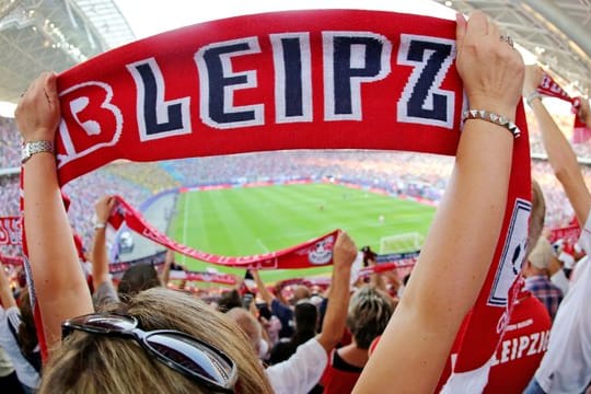 Die Fan-Organisation "Unsere Kurve" hat die Pläne zur Fan-Rückkehr beim Fußball-Bundesligisten RB Leipzig scharf kritisiert.