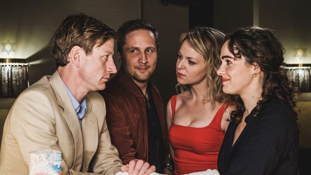Daniel (Maxim Mehmet, l-r), Tobias (Lasse Myhr), Laura (Lisa Wagner) und Anne (Verena Altenberger) in "Schönes Schlamassel". Daniel (Maxim Mehmet, l-r), Tobias (Lasse Myhr), Laura (Lisa Wagner) und Anne (Verena Altenberger) in "Schönes Schlamassel".
