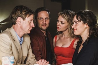 Daniel (Maxim Mehmet, l-r), Tobias (Lasse Myhr), Laura (Lisa Wagner) und Anne (Verena Altenberger) in "Schönes Schlamassel".