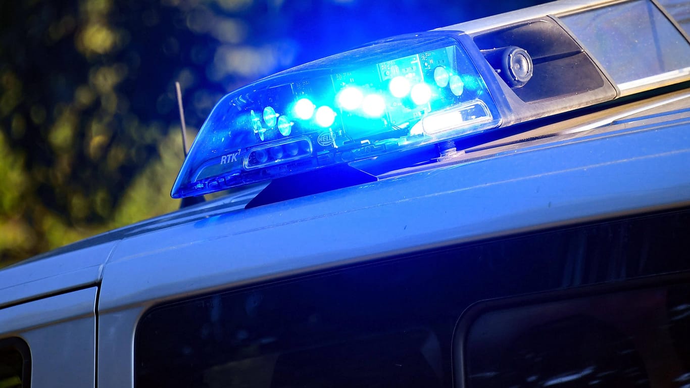 Das Blaulicht eines Polizeiwagens leuchtet (Symbolbild): In Essen ist ein Streit zwischen jungen Männern eskaliert, einer zog ein Messer.