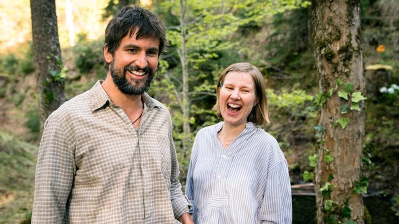 Leonhard (Tom Beck) und Beate (Anna Drexler) in einer Szene der TV-Familienkomödie "Eine Almhütte für zwei".