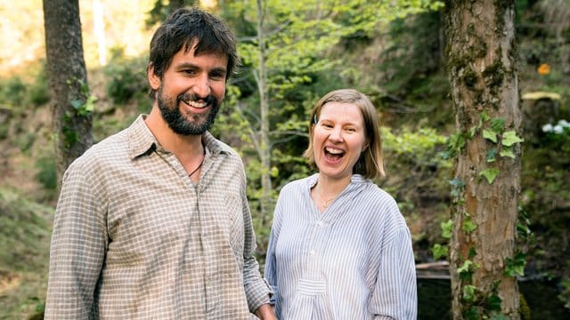 Leonhard (Tom Beck) und Beate (Anna Drexler) in einer Szene der TV-Familienkomödie "Eine Almhütte für zwei".