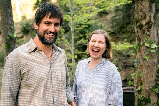 Leonhard (Tom Beck) und Beate (Anna Drexler) in einer Szene der TV-Familienkomödie "Eine Almhütte für zwei".