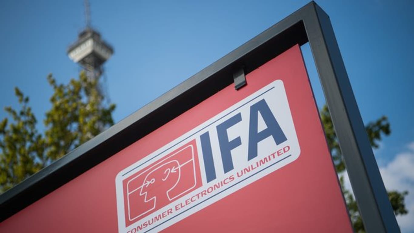 Ein Werbeplakat der Fachmesse für Unterhaltungselektronik und Haushaltsgeräte IFA steht vor dem Berliner Funkturm.