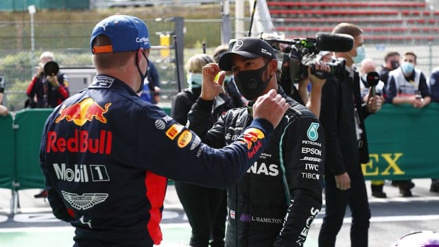 Lewis Hamilton (r) im Gespräch mit Max Verstappen.