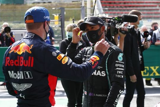 Lewis Hamilton (r) im Gespräch mit Max Verstappen.