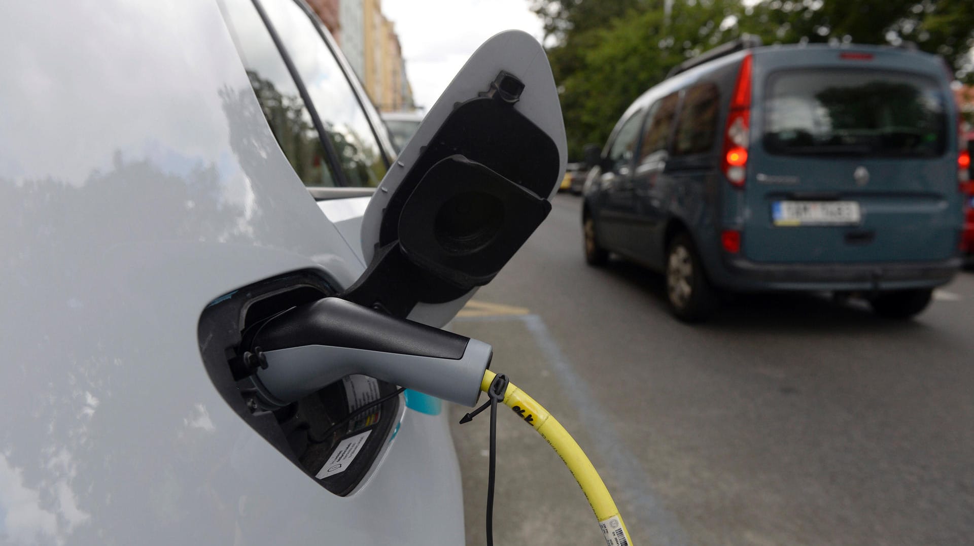 E-Auto: Der meistverkaufte alternativ angetriebene Fahrzeugtyp bleibt trotz eines leichten Rückgangs das Hybrid-Elektrofahrzeug. E-Auto: Der meistverkaufte alternativ angetriebene Fahrzeugtyp bleibt trotz eines leichten Rückgangs das Hybrid-Elektrofahrzeug.