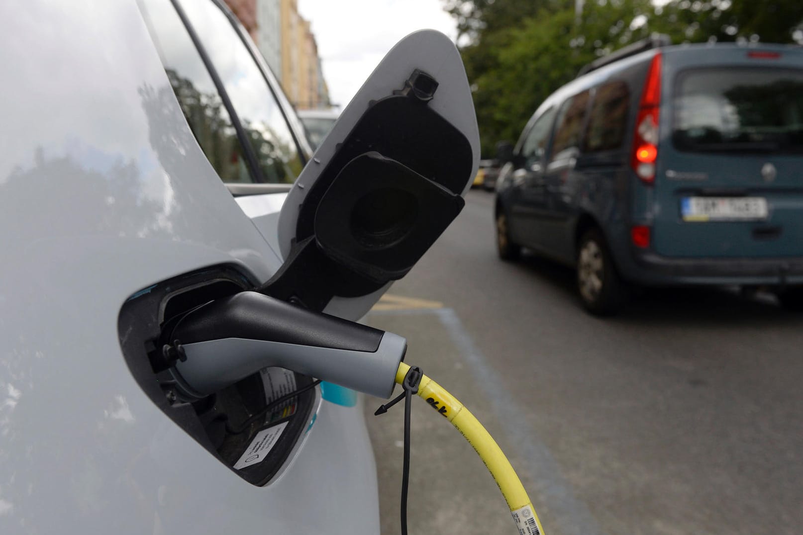 E-Auto: Der meistverkaufte alternativ angetriebene Fahrzeugtyp bleibt trotz eines leichten Rückgangs das Hybrid-Elektrofahrzeug.