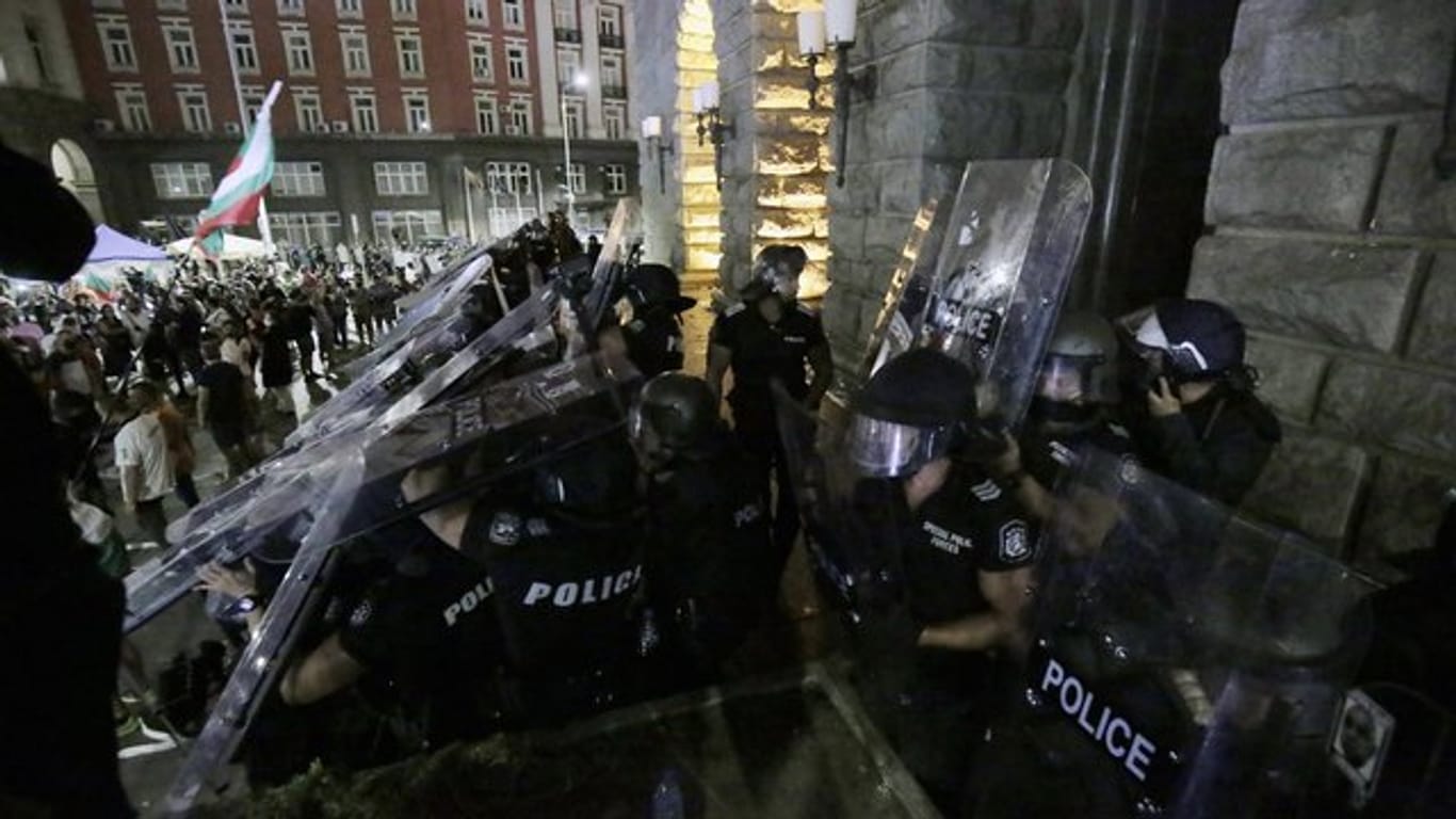 Bei regierungskritischen Protesten ist es in der bulgarischen Hauptstadt Sofia am späten Mittwochabend zu Ausschreitungen gekommen.