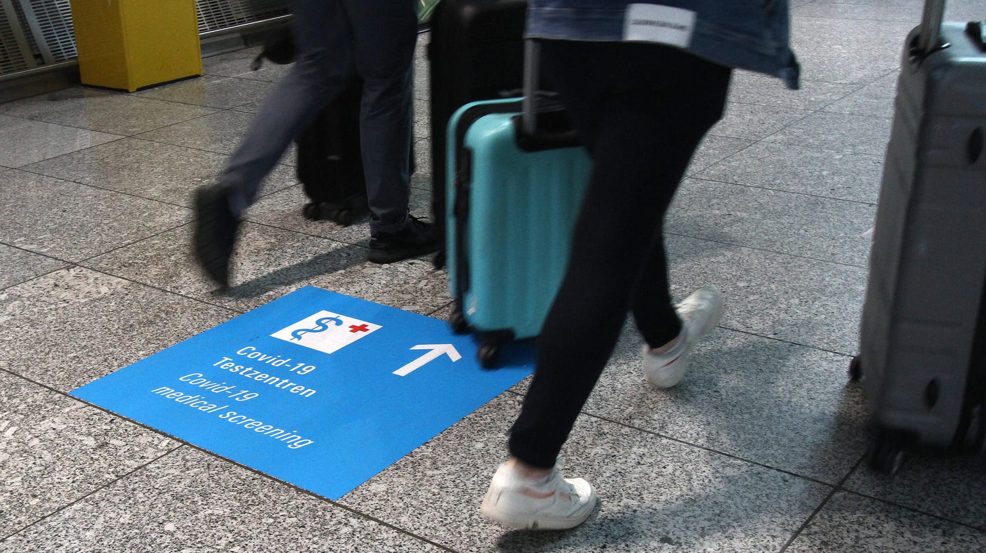 Wegweiser zeigen in Richtung eines Covid-19-Testzentrums an einem Flughafen (Symbolbild): In Bielefeld waren Reiserückkehrer für zahlreiche Corona-Fälle verantwortlich.