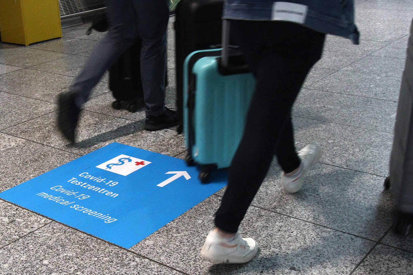 Wegweiser zeigen in Richtung eines Covid-19-Testzentrums an einem Flughafen (Symbolbild): In Bielefeld waren Reiserückkehrer für zahlreiche Corona-Fälle verantwortlich.