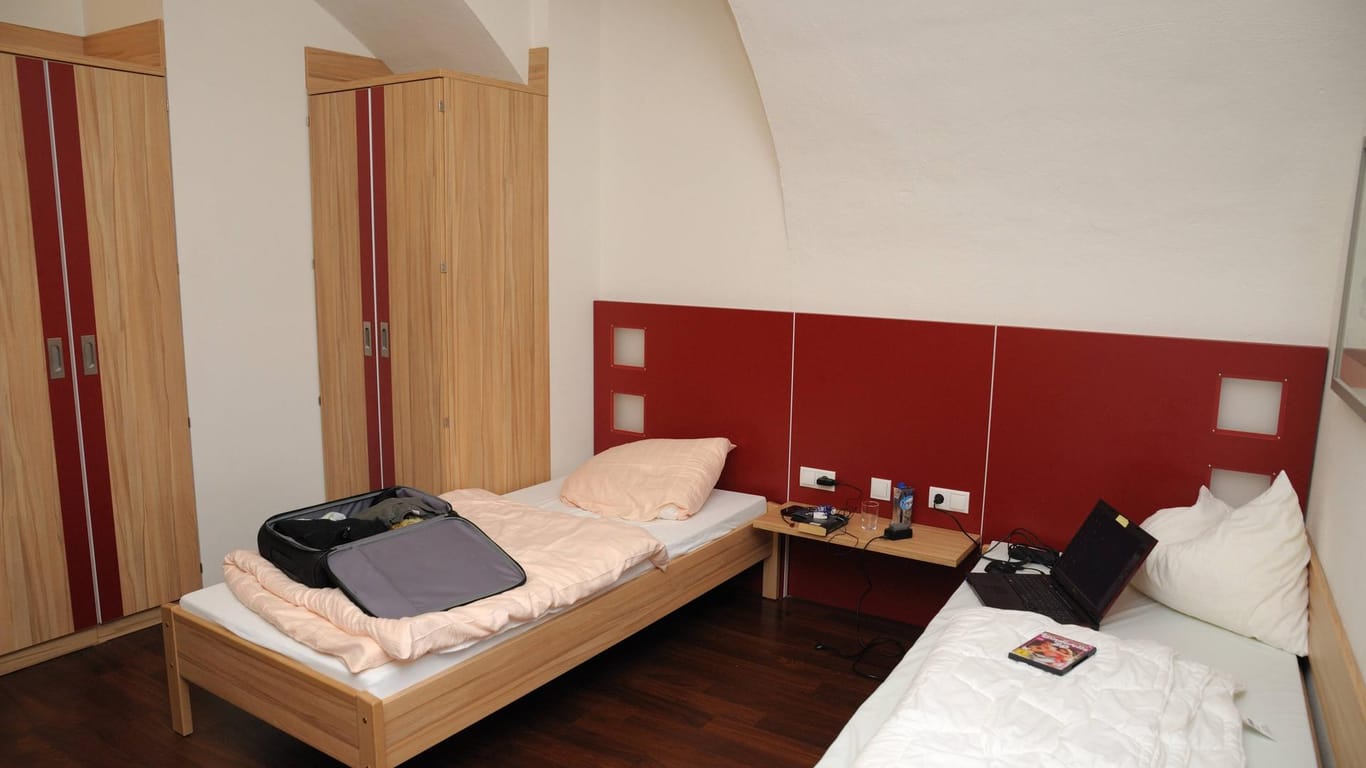 Ein Zimmer einer Jugendherberge (Symbolbild): Nach einer Klassenfahrt sind in Düsseldorf 20 Schüler mit dem Coronavirus infiziert.