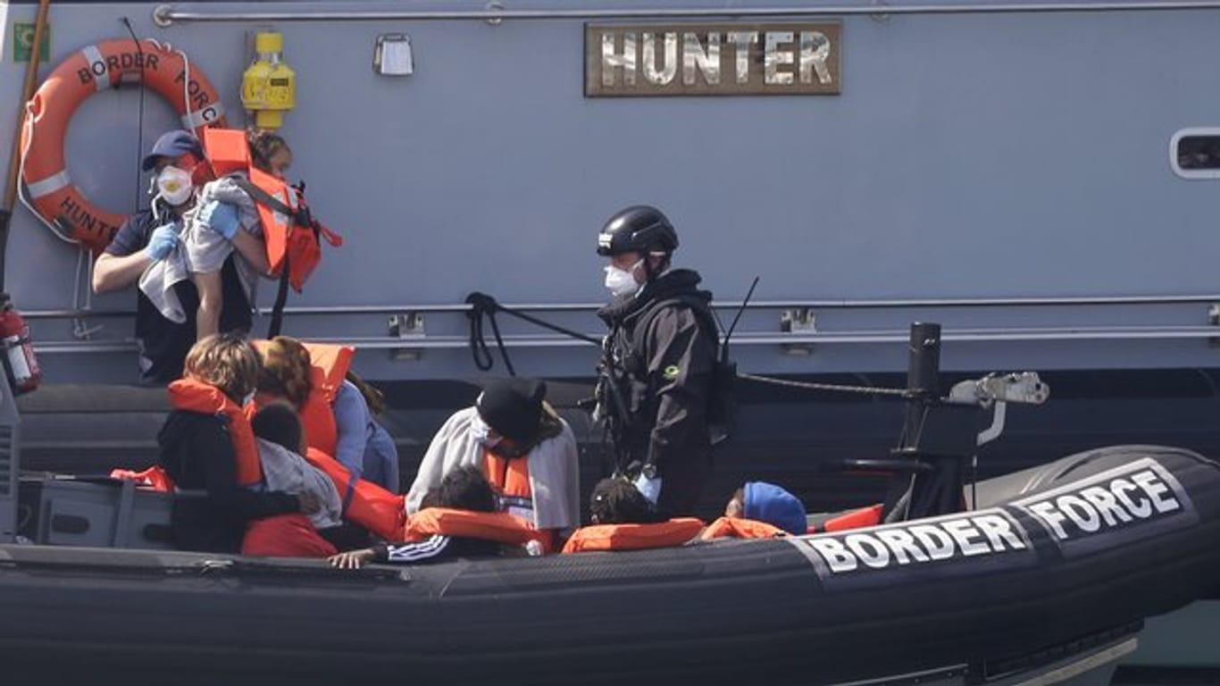 Ein Schiff des britischen Grenzschutzes bringt eine Gruppe von Migranten nach Dover.