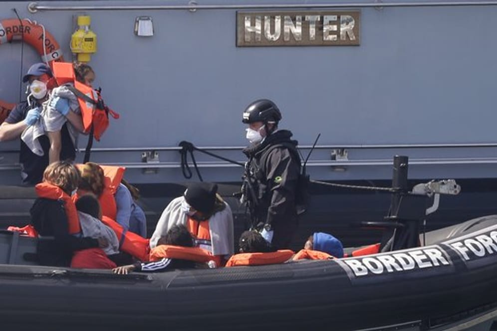 Ein Schiff des britischen Grenzschutzes bringt eine Gruppe von Migranten nach Dover.