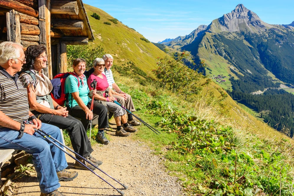 Wanderer am Karhorn-Massiv in Österreich (Symbolbild): Im Nachbarland sind die Rentenzahlungen auf den ersten Blick höher.